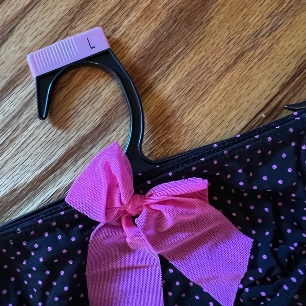 Cute sexy comfy jr cami/panty set!  
Pick 1 
Pink - SM, Med, LG,  Xl
Black- LG - Picture 2 of 9